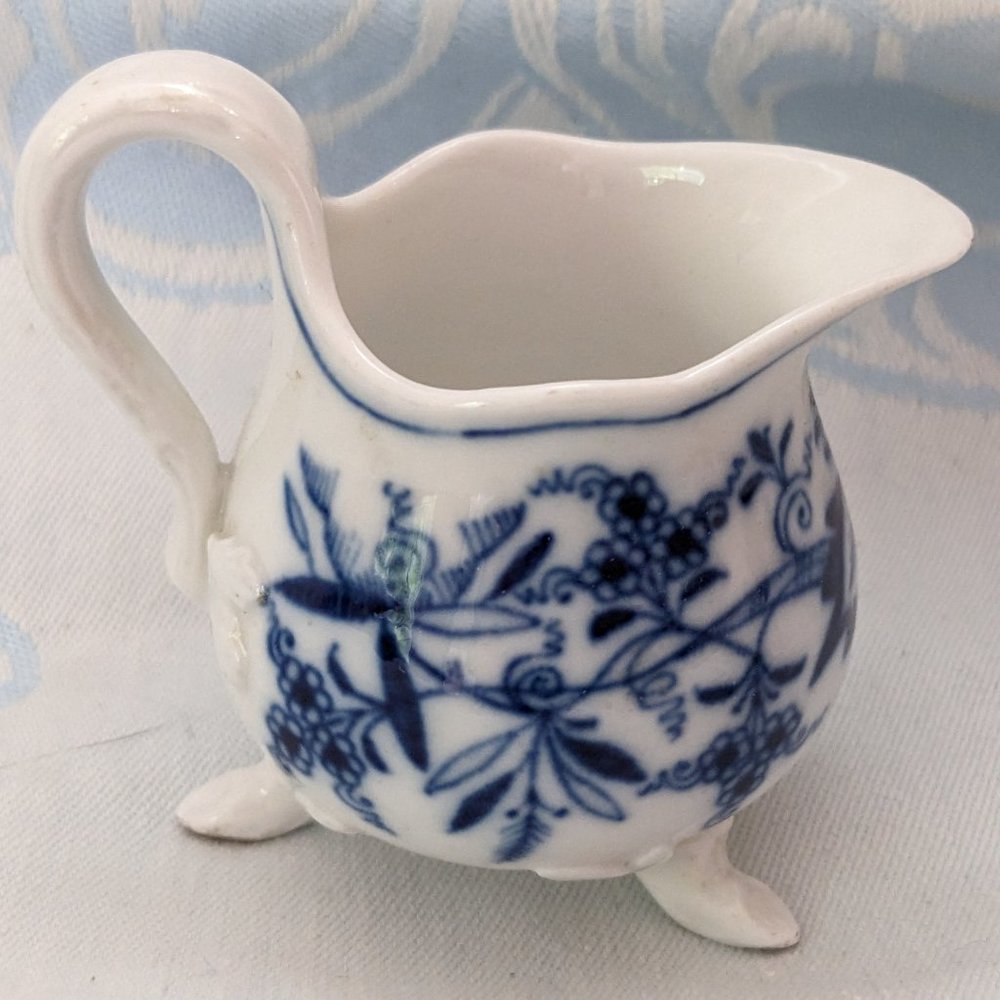 Beautiful PAIR Antique Meissen Small Porcelain Blue Onion Footed Creamers